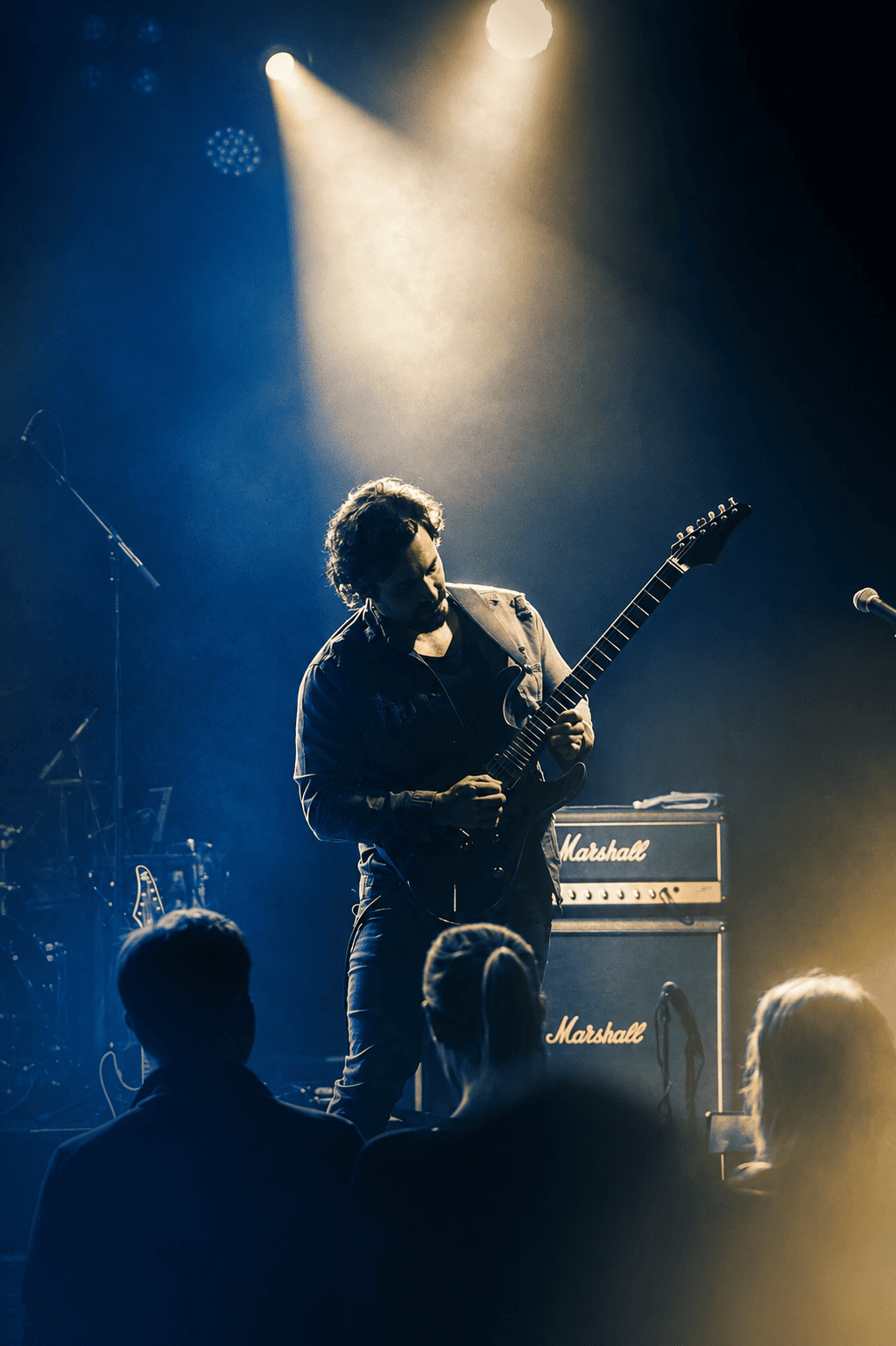 Andre Nieri tocando guitarra no palco